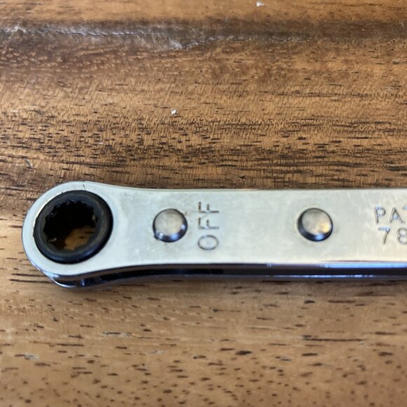 Snap-On R810A Canada 1/4” - 3/16” Ratcheting Box End Wrench 12 Point - Picture 7 of 9